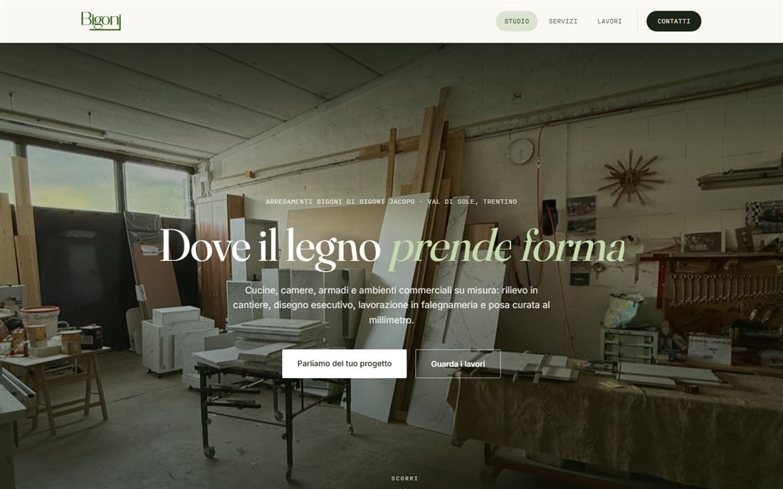 Home page del sito di Arredamenti Bigoni: foto della falegnameria a tutto schermo con il titolo Dove il legno prende forma.